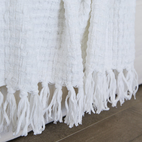 Manta blanca Venecia con flecos decorativos en el borde inferior-blanco