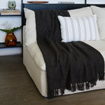 
                    
                      Cama blanca con manta negra y almohada rayada blanca-gris
                    
                  