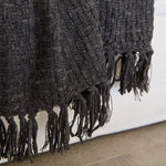 
                    
                      Manta Venecia gris con flequillos colgantes y textura tejida-gris
                    
                  