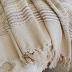 
                    
                      Manta Murano beige con bordes trenzados y flecos decorativos-beige
                    
                  
