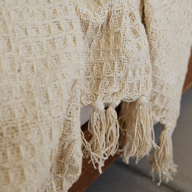 Manta tejida natural con patrón de cuadros y borlas decorativas-natural