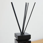 
                    
                      Difusor de aromas cubo negro con varillas de madera dispersoras-
                    
                  
