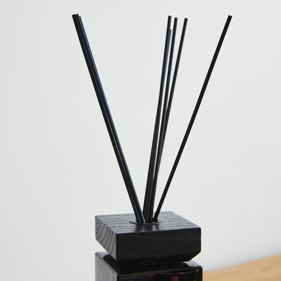 Difusor de aromas cubo negro con varillas de madera dispersoras-