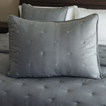 
                    
                      Funda de almohada gris con estrellas plateadas bordadas en la cama-gris
                    
                  