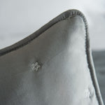 
                    
                      Funda de almohada gris con ribete y detalle de estrella bordada-gris
                    
                  