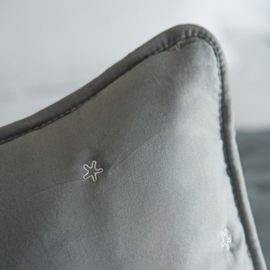 Funda de almohada gris con ribete y detalle de estrella bordada-gris