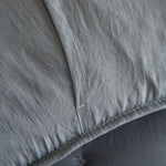 
                    
                      Funda de almohada gris con costura visible y textura de algodón suave-gris
                    
                  