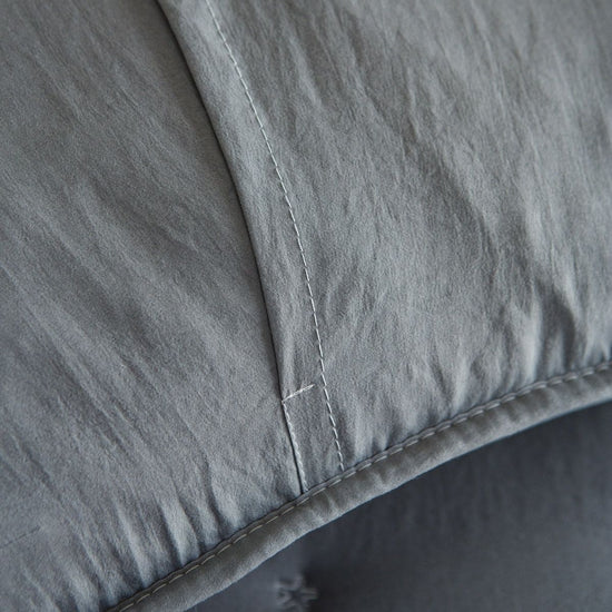 Funda de almohada gris con costura visible y textura de algodón suave-gris