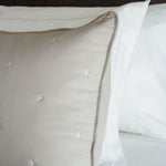 
                    
                      Funda almohada beige con detalles triangulares blancos decorativos-natural
                    
                  
