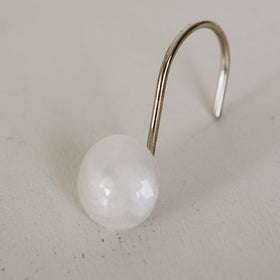Gancho de cortina resina redondo perlado blanco con varilla metálica-blanco
