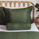 
                    
                      Almohada verde con textura quilted sobre cama de ratán decorada-verde
                    
                  