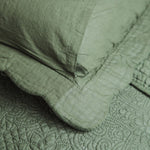 
                    
                      Funda de almohada verde texturizada estilo tradicional sobre superficie acolchada-verde
                    
                  