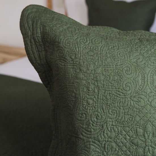 Funda de almohada verde con patrón quilted tradicional detallado-verde