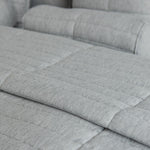 
                    
                      Cubrecama gris claro Vigo con textura acolchada y almohadas decorativas-gris claro
                    
                  