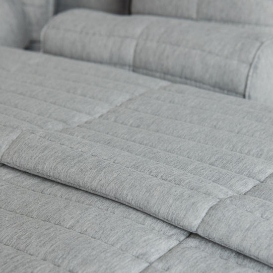 Cubrecama gris claro Vigo con textura acolchada y almohadas decorativas-gris claro