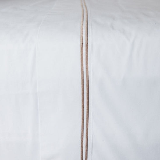 Sábanas algodón egipcio beige con festones y detalle de costura-beige