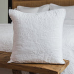 
                    
                      Funda de almohada blanca acolchada Liguria sobre banco de madera-blanco
                    
                  