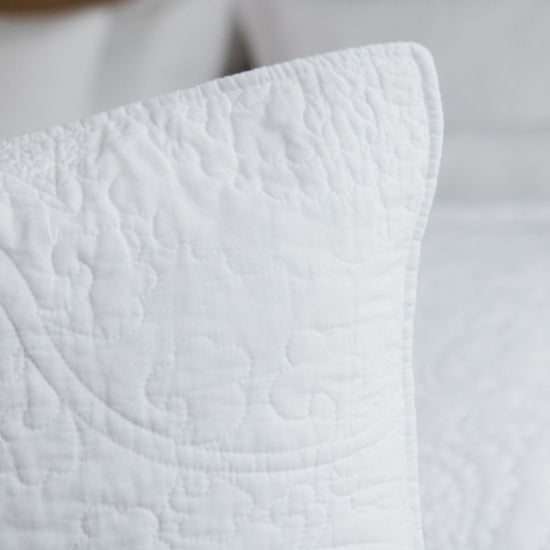 Funda de almohón blanco acolchada con patrón decorativo quilted-blanco