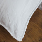 
                    
                      Funda de almohada blanca Liguria con detalle de costura visible-blanco
                    
                  