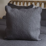 
                    
                      Funda de almohada gris con diseño quilted y bordes ondulados en sofá-gris claro
                    
                  