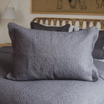 
                    
                      Funda almohada gris con patrón acolchado decorativo en cama-gris
                    
                  