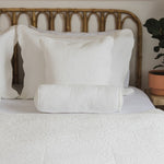 
                    
                      Funda de almohón blanca con textura en cama con cabecero de bambú-natural
                    
                  