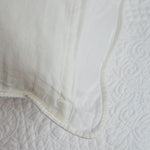 
                    
                      Funda almohada blanca natural con textura y costura visible-natural
                    
                  