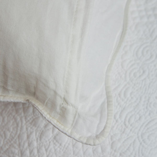 Funda almohada blanca natural con textura y costura visible-natural