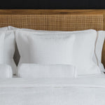 
                    
                      Funda de almohada blanca Girona con detalle de costura en cama-blanco
                    
                  