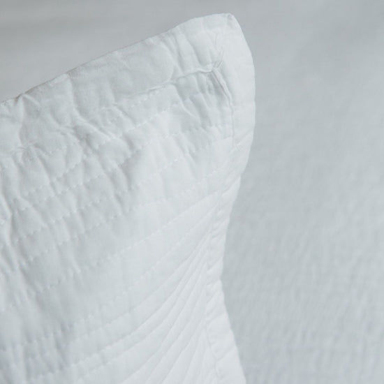 Funda de almohada blanca Girona con textura acolchada y pliegues-blanco