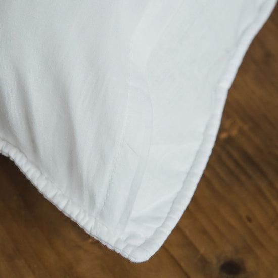 Funda de almohada blanca Girona con detalle de costura en borde-blanco