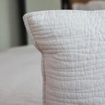 
                    
                      Funda de almohada Girona blanca con textura acolchada y pliegues-blanco
                    
                  