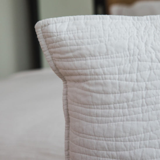 Funda de almohada Girona blanca con textura acolchada y pliegues-blanco