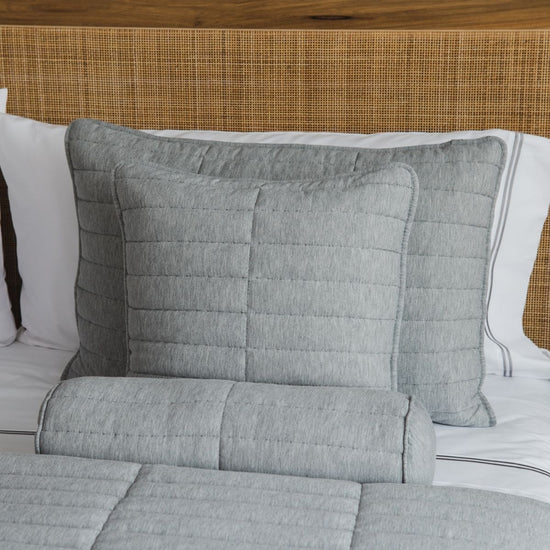 Funda de almohada gris Vigo con acolchado y orilla rayada-gris