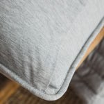 
                    
                      Detalle de funda de almohada gris con textura de tela y costura visible-gris
                    
                  