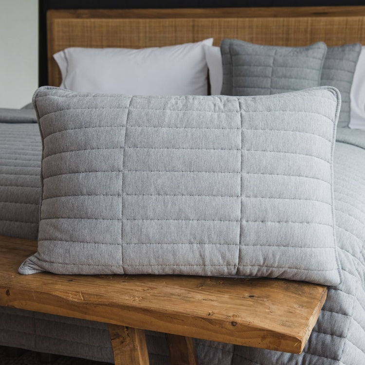Funda de almohada gris acolchada Vigo sobre banco de madera-gris