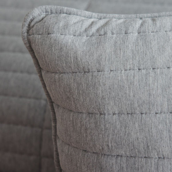 Funda de almohada gris Vigo con costuras decorativas horizontales-gris