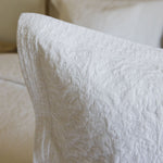 
                    
                      Funda de almohada blanca Calabria con textura acolchada decorativa-blanco
                    
                  