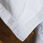 
                    
                      Funda de almohada blanca Calabria con detalle de costura decorativa-blanco
                    
                  