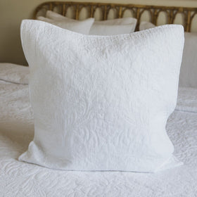 Funda de almohada blanca Calabria con textura acolchada en cama-blanco