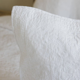 Funda de almohada blanca Calabria con textura acolchada-blanco