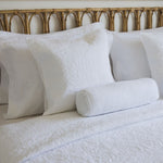 
                    
                      Almohada blanca decorativa con funda Calabria en cama con cabecero bambú-blanco
                    
                  