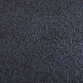 Cubrecama Calabria gris con patrón damasco acolchado texturizado-gris