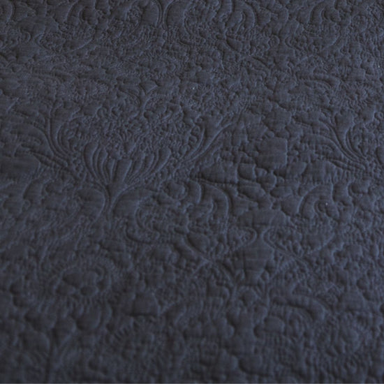Cubrecama Calabria gris con patrón damasco acolchado texturizado-gris