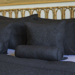 
                    
                      Almohadas decorativas gris oscuro sobre cama con cabecera dorada-gris
                    
                  