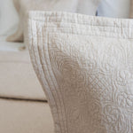 
                    
                      Funda almohada Amalfi beige con patrón quilted decorativo enrollada-beige
                    
                  