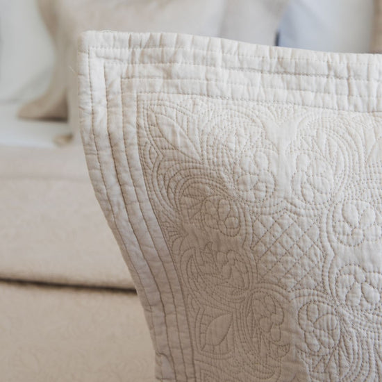 Funda almohada Amalfi beige con patrón quilted decorativo enrollada-beige