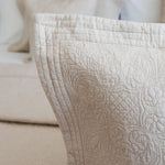 
                    
                      Funda de almohada Amalfi blanca con detalle de quilting decorativo-
                    
                  
