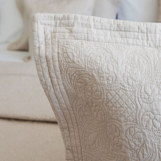 Funda de almohada Amalfi blanca con detalle de quilting decorativo-
