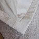 
                    
                      Detalle de funda almohada beige con costuras y textura acolchada-beige
                    
                  